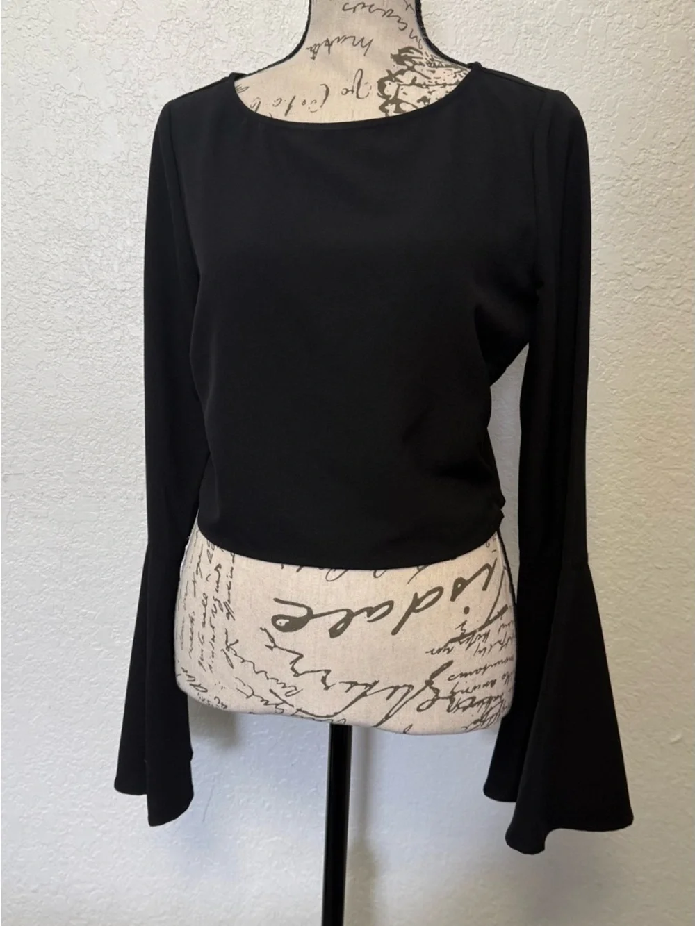 kendall + kylie black bell sleeve crop top - size small